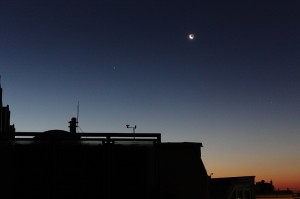 Mond und Jupiter in der Morgendämmerung